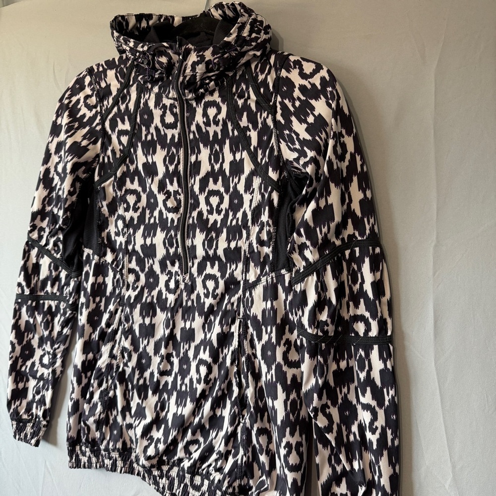 Lululemon Womens Downtime Sprinkler Ikat Hooded Vented Jacket Size 4 RARE Print